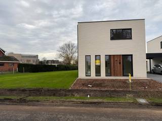 Moderne BEN-woning met 4 slaapkamers en carport. Deze halfopen BEN-woning combineert een hoogwaardige afwerking met een rustige ligging, op...