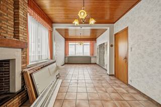 Celui qui s'engage dans l'allée de cette maison remarque que les façades sont jolies, avec des fenêtres décoratives rondes et une baie vitrée...