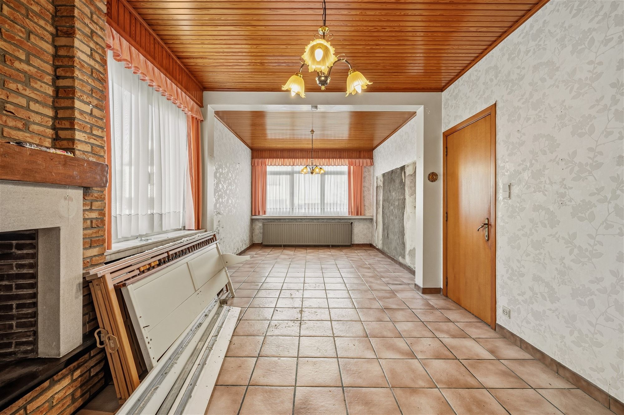 Maison à rénover avec 3 pièces, garage et grand débarras - photo 2