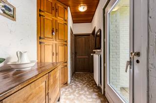 <p>Bij het betreden van de woning valt meteen de warme, uitnodigende sfeer op. De representatieve inkomhal met apart gastentoilet verwelkomt u en leidt u naadloos naar het hart van het huis: een royale en uitermate lichtrijke leefruimte. <br />Dankzij de royale raampartijen geniet u hier van een overvloed aan natuurlijk daglicht én een prachtig, rustgevend uitzicht op de tuin. De ingebouwde houthaard vormt de blikvanger van de zitruimte en garandeert heerlijk gezellige avonden.</p><p>Aansluitend op de eetplaats bevindt zich de compacte, maar uiterst efficiënt ingerichte keuken. Vanuit de keuken heeft u direct toegang tot de sfeervolle veranda, een heerlijke plek om het hele jaar door van de tuin te genieten. In combinatie met de aanpalende, praktische was- en voorraadberging (voorzien van alle aansluitingen voor wasmachine en droogkast) beschikt u over een doordacht en functioneel geheel dat perfect is afgestemd op het dagelijkse gezinsleven.</p><p>Een absolute troef van deze woning is dat al het wooncomfort zich op de begane grond bevindt. De nachthal geeft toegang tot drie volwaardige, ruime slaapkamers en de badkamer. Alles is logisch en comfortabel ingedeeld, wat deze bungalow uiterst toegankelijk maakt voor elke levensfase.</p><p>De structuur van de woning is uiterst solide en biedt een perfecte basis om ze op te frissen en te moderniseren naar uw eigen smaak en huidige energienormen. Bovendien zijn er tal van uitbreidingsmogelijkheden: zo kunt u desgewenst de leefruimtes vergroten, de zolderverdieping verder inrichten of zelfs een extra verdieping toevoegen.</p><p>Kortom: een degelijke, sfeervolle gezinswoning op een absolute toplocatie, klaar om getransformeerd te worden tot uw ultieme droomthuis!</p>
