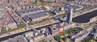 Beleggingsopportuniteit: 7 publieke parkeerplaatsen met professionele uitbatingDit aantrekkelijk beleggingslot bestaat uit 7 publieke parkeerplaatsen, gelegen op een strategische locatie nabij Tour &amp; Taxis. Deze omgeving kent een sterke en blijvende vraag naar parkeerfaciliteiten dankzij de mix van kantoren, evenementen, woningen en commerciële functies.De parkeerplaatsen worden professioneel uitgebaat door Indigo, een gevestigde en betrouwbare speler in parkeermanagement. De uitbating gebeurt volledig extern, wat resulteert in een zorgeloze investering zonder operationele zorgen voor de eigenaar.Het lot genereert een gemiddeld rendement van 3,73%, wat deze investering bijzonder interessant maakt voor wie op zoek is naar stabiele inkomsten. Troeven op een rij:7 publieke parkeerplaatsen in één beleggingslotProfessionele uitbating en beheer door IndigoGemiddeld rendement van 3,73%Strategische ligging nabij Tour &amp; TaxisStabiele inkomstenIdeaal als langetermijninvestering of diversificatie binnen een vastgoedportefeuilleEen solide en toekomstgerichte investering op een toplocatie in Brussel, met bewezen exploitatie en aantrekkelijk rendement.Wenst u meer info ? Contacteer onze collega Nils Debie! ☎️ 0468/56.94.08✉️ nils@lefevervastgoed.be💬 Stuur een berichtje