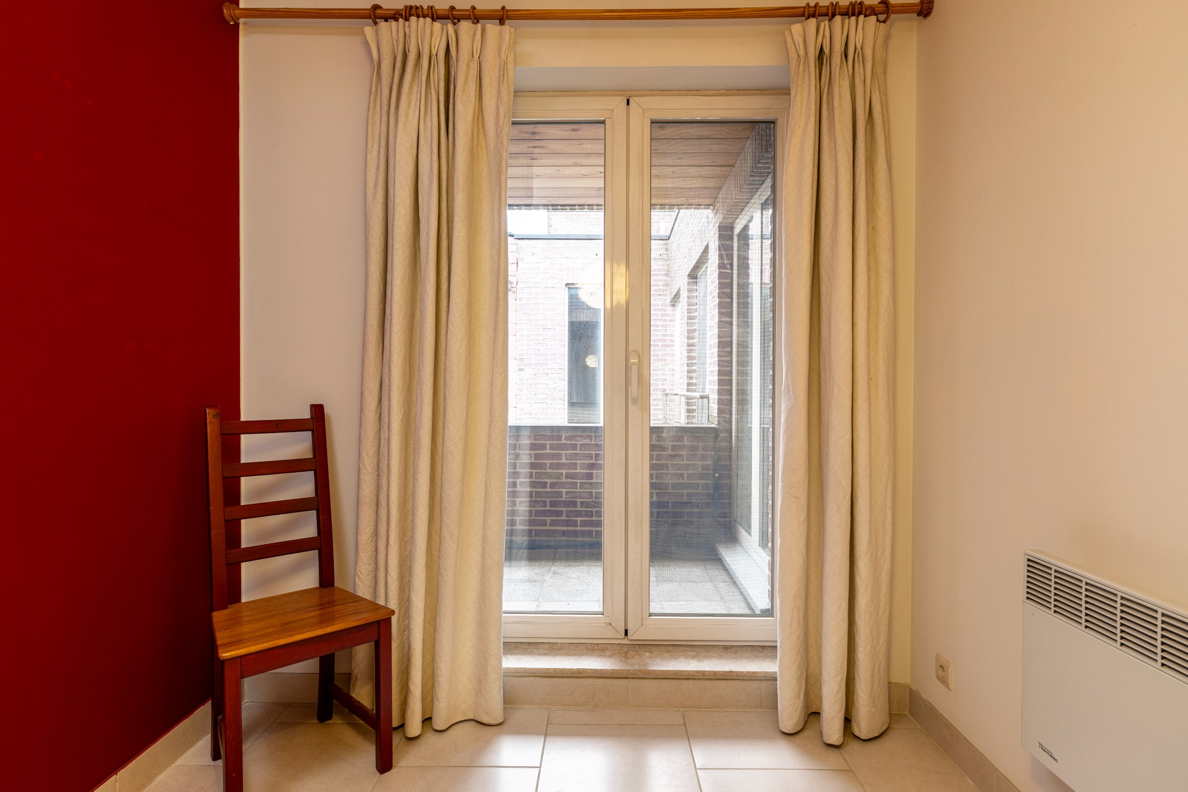 Ruim en instapklaar 2 slaapkamer appartement van 87m² met leuk overdekt terras - foto 3