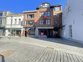 Deze building bevindt zich pal in het centrum op de Markt van Geel met alle faciliteiten (winkels, openbaar vervoer, horeca, scholen...)...