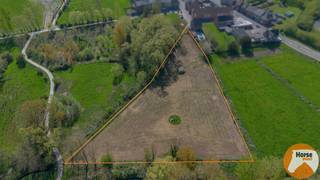<strong>HELDERGEM – Goed bereikbare weide van 8.160 m²</strong><br /><br />In het landelijke Heldergem (Haaltert, 4de afdeling, sectie A, nummer 19C P0000) vindt u deze ruime weide van 8.160 m² met een uitstekende bereikbaarheid via een verharde weg en toegang langs twee zijden van het perceel. Het terrein is voorzien van een schuilhok en beschikt bovendien over een grondwaterput met weidepomp.<br /><br />Het perceel is vrij van pacht, waardoor het onmiddellijk beschikbaar is voor gebruik. <br />De eigendom is belast met een erfdienstbaarheid voor een ondergrondse leiding van Aquafin.<br /><br />Voor meer informatie kunt u contact opnemen via 053/60.65.66.