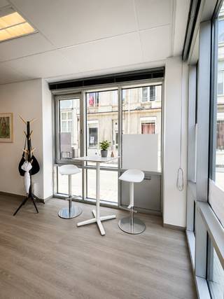 TE KOOP - GENT. Op de hoek van het Ingelandgat en het Sint-Michielsplein bevindt zich deze instapklare kantoor - of winkelruimte met een bruikbare oppervlakte van ca. 60 m². Dankzij de prominente hoekligging geniet het pand van een uitstekende visibiliteit en een centrale ligging in het historische stadscentrum, met een ondergrondse parking op wandelafstand.<br /><br />De ruimte is praktisch ingedeeld en omvat een verzorgde inkom, een aangenaam en lichtrijk kantoor/winkel gedeelte, een keuken, een afzonderlijk toilet en een berging. De grote raampartijen zorgen voor een overvloed aan natuurlijk daglicht, terwijl de moderne afwerking een professionele en hedendaagse uitstraling creëert.<br /><br />De combinatie van een strategische ligging, een functionele indeling en een kwalitatieve afwerking maakt deze ruimte bijzonder geschikt voor vrije beroepen, consultants, dienstverleners of ondernemingen en winkels die op zoek zijn naar een representatieve locatie in het centrum van Gent.<br /><br />Een interessante opportuniteit voor wie wil investeren in een kwalitatieve ruimte op een zichtlocatie, midden in de stad.