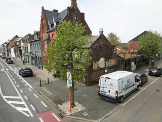 Dit iconisch hoekgebouw is gelegen in het centrum van Eeklo, op enkele passen van De Herbakker, de kunstacademie en de Markt.De woning heeft een...