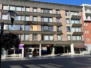 Gezellig appartement op de 6e verdieping met prachtig uitzicht bestaande uit inkomhal; woonkamer met open keuken voorzien van afwasbak,...