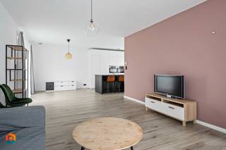 Op een uitstekende locatie te Hulshout bevindt zich deze energiezuinige woning met 3 slaapkamers. U geniet hier van een uitstekende bereikbaarheid, toch vlakbij winkels, eet- en drankgelegenheden, scholen en het openbaar vervoer. Deze energiezuinige woning is voorzien van zonnepanelen, volledig geschilderd en is afgewerkt met gordijnen.<br /><br />We betreden de woning via de inkomhal met apart gastentoilet. Vooraan de woning bevindt zich de lichtrijke leefruimte waar u een gezellige zithoek en een aparte eetplaats met uitzicht op de tuinkan inrichten. De open keuken met eiland is mooi geïntegreerd in het geheel, uitgerust met kwalitatieve toestellen en geeft toegang tot een ruime berging. De nachthal op de eerste verdieping geeft ons toegang tot 3 ruime slaapkamers, een extra berging en een badkamer met dubbele lavabo, inloopdouche en toilet. Tot slot beschikt de woning ook over voldoende parkeermogelijkheden en een aangename tuin waarin u steeds kan genieten van het mooie weer. <br /><br />Dit is een uitstekende opportuniteit als u op zoek bent naar een energiezuinige, afgewerkte woning met 3 slaapkamers te Hulshout. Contacteer ons voor meer informatie op 0479/47 09 61 of neem een kijkje op www.boonstravastgoed.be. <br /><br />Bijzonderheden: <br />- 3 slaapkamers<br />- Bouwjaar 2021<br /><br />- Uitstekende locatie