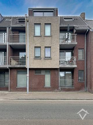 Op een rustige en centrale ligging in de Kronevoordestraat te Handzame bevindt zich dit ruim en lichtrijk appartement met twee volwaardige slaapkamers. Dankzij de gunstige ligging geniet u van een vlotte bereikbaarheid en bevinden winkels, openbaar vervoer en belangrijke invalswegen zich in de nabije omgeving.<br /><br />Het appartement is gelegen op de derde verdieping en is zowel bereikbaar via de lift als de trap. Als enige appartement op deze verdieping geniet u van extra rust, privacy en een ruime privatieve nachthal.<br /><br />Via de inkomhal bereikt u de aangename leefruimte, die dankzij de grote raampartijen baadt in het natuurlijke licht. De open, ingerichte keuken sluit naadloos aan op de leefruimte en biedt toegang tot het gezellige terras, waar het aangenaam vertoeven is. Aansluitend bevindt zich een praktische berging, ideaal voor het stockeren van voorraad en huishoudmateriaal.<br /><br />Verder beschikt het appartement over twee ruime slaapkamers, waarvan één voorzien is van extra opbergruimte/dressing. De badkamer is ingericht met een lavabo, douche en aansluitingen voor een wasmachine en droogkast. Het toilet bevindt zich afzonderlijk.<br /><br />Als extra troef kan een ruime inpandige garage worden aangekocht voor € 27.000, ideaal voor het veilig parkeren van uw wagen.<br /><br />Troeven<br />- Ruim en lichtrijk appartement<br />- Enig appartement op de derde verdieping<br />- Lift aanwezig<br />- Ruime inpandige garage optioneel aan te kopen (€ 27.000)<br />- Rustige en centrale ligging nabij winkels, scholen en openbaar vervoer<br />- Energiezuinig, EPC label C<br />- Elektriciteit conform tot 2035<br /><br />Op zoek naar een instapklaar appartement met veel lichtinval, privacy en een uitstekende ligging? Contacteer ons en plan uw bezoek in.