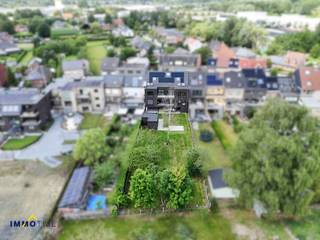 <p><strong>LAATSTE APPARTEMENT TE KOOP!</strong></p>
<p>Binnen dit <strong>kleinschalig nieuwbouwproject bestaande uit 4 appartementen waarvan 2 duplexappartementen, is momenteel nog slechts één appartement te koop.</strong><br /><br />Dit laatste duplexappartement wordt voorzien van een inkomhal met gastentoilet, een<strong> mooie woonkamer met open keuken, ingerichte badkamer, 2 slaapkamers,</strong> opbergruimte/wasplaats en een<strong> zonnig terras. </strong><br /><br />Bij dit appartement hoort tevens een<span> </span><strong>parkeerplaats. </strong>Bovendien is er achteraan een <strong>gemeenschappelijke tuin met terras,</strong> samen met collectieve voorzieningen zoals een fietsenstalling, vuilnisruimte en opslagruimte.<br /><br />De combinatie van kwaliteit en innovatie zorgt er voor dat uw investering ook rendabel is in de toekomst. Door te werken met hernieuwbare energie<span> </span><strong>(warmtepomp)</strong><span> </span>wordt een<span> </span><strong>E-peil bekomen die voldoet aan de strengste EPB eisen en wordt ook het BEN-label E30 behaald.<span> </span></strong>Bij een stedenbouwkundige vergunning aangevraagd voor 31/12/2021 geeft de E30 score<span> </span><strong>recht op een korting van de onroerende voorheffing van 50% voor 5 jaar.</strong></p>
<p>Optioneel kunnen nog zonnepanelen worden bijgeplaatst waardoor zelfs een BEN E20 label wordt bekomen, waardoor er de eerste 5 jaar zelfs geen onroerende voorheffing moet betaald worden.</p>
<p><strong>Het appartement zal volledig naar uw smaak en keuze kunnen worden ingericht.</strong><span> </span>Na ondertekening van de koopovereenkomst volgt een eerste overleg waarbij de werkmethode toegelicht wordt. Naargelang de stand van de werken zal u nog bepaalde persoonlijke keuzes kunnen maken. Voor meer info, contacteer Tijl via tijl@immotijl.be of 0477 44 86 11.</p>