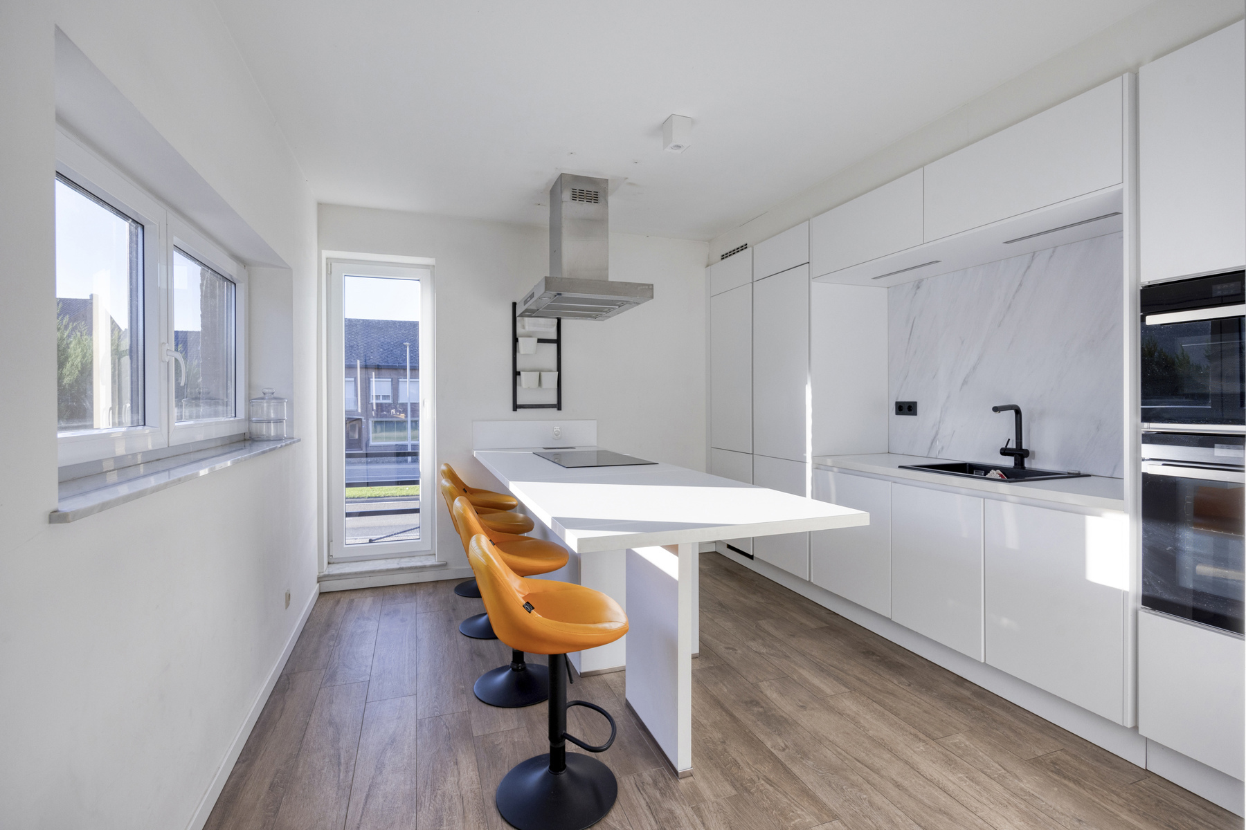 PRACHTIG AFGEWERKT EN ENERGIEZUINIG DUPLEX-APPARTEMENT (123 M2 WOONOPPERVLAKTE) (BRON: EPB) MET 2 SLAAPKAMERS, RUIM EN ZONOVERGOTEN TERRAS, EN AUTOSTANDPLAATS EN TUINBERGING TE NEERHAREN! - foto 5