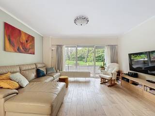 <h3>Appartement met 4 slaapkamers te koop in Evere – Gelijkvloers, licht, terrassen, tuin, garage en kelder<br /><br />Gelegen aan de Avenue des Anciens Combattants in Evere, biedt dit 4-slaapkamer appartement te koop een strategische ligging nabij scholen, sportfaciliteiten, supermarkten en openbaar vervoer. De Europese School Evere ligt op slechts 2,2 km.<br /><br />Het appartement ligt op enkele minuten van OTAN, met snelle toegang tot Brussels Airport, de Ring en het centrum van Brussel.<br /><br />Indeling van het appartement<br />Het appartement op gelijkvloers werd grondig gerenoveerd in 2019 en biedt ruime, lichte kamers dankzij grote raampartijen.<br /><br />Ruime, lichte woonkamer<br />Volledig uitgeruste keuken<br />4 ruime slk<br />1 badkamers + 1 douche<br />Grote zijterrassen, toegankelijk vanuit woonkamer, eetkamer en een slaapkamer<br />Rechtstreekse toegang tot de gemeenschappelijke tuin met groene zones en voetbalveld<br />Grote bergruimtes en voorraadkast, kelder inbegrepen, berging en ingebouwde kast in de inkomhal<br /><br />Het appartement is toegankelijk voor personen met beperkte mobiliteit (PMR).<br /><br />Belangrijkste troeven<br />✔ Appartement met 4 slaapkamers in Evere<br />✔ Gelijkvloers gerenoveerd in 2019, terrassen en gemeenschappelijke tuin<br />✔ Terras toegankelijk vanuit woonkamer, eetkamer en slaapkamer<br />✔ Kelder, berging en grote opbergruimtes<br />✔ Nabij OTAN, luchthaven en Europese School Evere (2,2 km)<br />✔ Ideaal voor groot gezin of investering<br />✔ Garage beschikbaar extra: 40.000 €<br /><br />Bezoeken<br />Fédéric Top – 0472 34 44 08 – fredric.top@weinvest.be</h3>