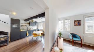 <p>Twee slaapkamer midden in het bruisende Historische Centrum van Antwerpen. <br /><br />Ideaal gelegen nabij het gezellige Hendrik Conscienceplein, wandelend naar de winkelstraten, maar ook gunstig nabij het Centraal Station. <br /><br />Open leefruimte waar gretig zonlicht binnen schijnt met als extra troef de grote raampartijen en gezellige open keuken, voorzien van de gebruikelijke toestellen. Verder twee ruime slaapkamers en een badkamer voorzien van inloopdouche, wastafel en aansluiting voor wasmachine - en droogkast. Separaat toilet. <br /><br />Kortom, ideale verblijf voor rasechte stadsmussen die houden van de Antwerpse hustle and bustle.</p>