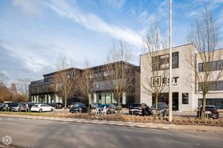 Op een toplocatie in Heist-op-den-Berg, binnen de moderne KMO-hub “Hest”, bevindt zich deze hoogwaardig afgewerkte en polyvalente kantoorruimte met tal van mogelijkheden. Dankzij de centrale ligging nabij belangrijke invalswegen geniet u hier van een uitstekende bereikbaarheid en een vlotte verbinding met de ruime regio.<br /><br />Het pand beschikt over een totale oppervlakte van maar liefst 475 m² en biedt een flexibele indeling die u volledig kan afgestemmen op de noden van uw onderneming. De grote raampartijen zorgen doorheen het volledige kantoor voor een aangename, overvloedige lichtinval en een inspirerende werkomgeving. Bij het betreden van het gebouw komt u in een ruime inkomhal met vestiaire en sanitaire voorzieningen, gevolgd door een stijlvolle wachtzone met volledig uitgeruste koffiehoek. De eerste zone omvat vijf afzonderlijke kantoorruimtes en een vergaderzaal, ideaal voor teams die nood hebben aan zowel individuele werkplekken als overlegmogelijkheden. De tweede zone beschikt over een extra zithoek met koffiecorner, biedt plaats aan acht bureaus en omvat eveneens een ruime vergaderzaal. Daarnaast beschikt het pand over een volledig ingerichte keuken met eetruimte, een praktische locker- of archiefruimte en een riant terras van maar liefst 216 m², perfect voor informele meetings of ontspanningsmomenten met het team. <br /><br />De kantoren zijn afgewerkt met prachtige, kwalitatieve materialen en bieden een hoog comfortniveau, onder meer dankzij de verschillende airco-units en ingemaakte bureaus. De combinatie van design, functionaliteit en hoogwaardige afwerking zorgt voor een professionele en aangename werkomgeving. Bovendien beschikt het gebouw over een stijlvolle skybar met volledig uitgeruste keuken. Deze kan gehuurd worden voor events, recepties, netwerkevents of (in)formele meetings, en vormt een unieke troef voor bedrijven die graag relaties ontvangen in een bijzondere setting. Vooraan het gebouw bevindt zich een ruime parking met voldoende parkeerplaatsen voor zowel medewerkers als bezoekers.<br /><br />Dit is een onmisbare opportuniteit als u op zoek bent naar veelzijdige en ruime kantoren op een uitstekende locatie. Contacteer ons op voor meer informatie op 0474/78 07 73 of neem een kijkje op www.boonstravastgoed.be. <br /><br />Bijzonderheden:<br />- Uitstekende ligging<br />- Oppervlakte = 475 m²<br />- Polyvalente kantoorruimtes