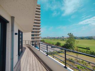 <p>In het hart van Oostende, aan de Troonstraat, bevindt zich een uiterst aantrekkelijk appartement dat binnenkort beschikbaar komt voor huur. Deze modern vormgegeven woning is een ideale uitvalsbasis voor zowel alleenstaanden als koppels die de charme van de kuststad willen ervaren. Met zijn frisse uitstraling en slimme indeling biedt het appartement een woonkamer, een slaapkamer, een moderne keuken en een badkamer, perfect voor comfortabel dagelijks leven. De bouw van dit stijlvolle complex is voltooid in 2025, zodat je verzekerd bent van hedendaagse voorzieningen en afwerkingen.</p>
<p>Bij dit appartement hoort ook een garage, wat een welkome luxe is in een drukbevolkte stad als Oostende. De unieke locatie, met alle denkbare faciliteiten binnen handbereik, maakt het tot een gewilde plek om te wonen. Het is de ideale keuze voor wie zoekt naar een hoogwaardige woonplek met een prettige sfeer. Hier geniet je van de combinatie van nieuwe technologieën en een gezellige omgeving, wat bijdraagt aan een hoog wooncomfort in deze innovatieve woonruimte.<br /><br />Het appartement is beschikbaar vanaf 01/09/2026 aan een huurprijs van € 1350 per maand aangevuld met een voorschot van €75 voor de algemene onkosten. De nutsvoorzieningen zijn individueel. Ben je geïnteresseerd in dit pand te huur in Oostende? Ga naar de website www.dermul.be, klik op het pand dat je wenst te huren. Via de knop "ik heb interesse" vragen we u kort een profiel in te vullen. Daarna nemen we contact op voor een bezoek. Telefonisch kunnen er geen afspraken gemaakt worden.</p>