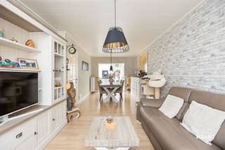 <p><strong>Instapklare Gezinswoning met 3 Slaapkamers, Zonnepanelen en Ruim Terras in Boom</strong></p><p> </p><p>Welkom in deze stijlvolle en instapklare gezinswoning, waar hedendaags wooncomfort en een verzorgde afwerking perfect hand in hand gaan.</p><p> </p><p>Bij het betreden van de woning komt u binnen in de inkomhal. Vooraan bevindt zich de lichtrijke living. Verder doorlopend bereikt u de recent vernieuwde keuken, die volledig uitgerust is en beschikt over een praktisch kookeiland. De combinatie van strakke witte kasten en donkere accenten zorgt voor een tijdloze en stijlvolle uitstraling.</p><p> </p><p></p><p> </p><p>Aansluitend aan de keuken bevindt zich de badkamer, voorzien van alle nodige comfort. Verder naar achteren treft u een aangename veranda of extra zithoek, een veelzijdige ruimte die perfect kan dienen als ontspanningsruimte, bureau of speelkamer. Achteraan bevindt zich bovendien een technische ruimte met extra bergruimte.</p><p> </p><p></p><p> </p><p>Vanuit de veranda heeft u toegang tot het ruime en onderhoudsvriendelijke terras. Hier geniet u in alle rust van het buitenleven. De aanwezige jacuzzi vormt daarbij een absolute meerwaarde en creëert een heerlijke plek om te ontspannen na een drukke dag.</p><p> </p><p>Op de eerste verdieping bevinden zich twee volwaardige slaapkamers. De bovenste verdieping werd ingericht als een ruime derde slaapkamer, ideaal als master bedroom, hobbyruimte of thuiswerkplek.</p><p> </p><p></p><p> </p><p>Een bijkomende troef is de mogelijkheid om een garage bij te huren. Ideaal voor het veilig parkeren van uw wagen of als extra opslagruimte.</p><p> </p><p>De woning is centraal gelegen in Boom, met winkels, scholen, horeca en openbaar vervoer op wandel- of fietsafstand. Dankzij de vlotte verbinding naar belangrijke invalswegen en omliggende gemeenten geniet u hier van een uitstekende bereikbaarheid. Een ideale combinatie van comfortabel wonen, rust en een strategische ligging.</p><p> </p><p></p><p> </p><p>Ook op vlak van energieverbruik heeft deze woning heel wat te bieden. De aanwezige zonnepanelen en batterij van 10kw dragen bij aan lagere energiekosten en een duurzamer wooncomfort. Hoewel het EPC momenteel een label D vermeldt, is de woning in de praktijk beter geïsoleerd dan uit het attest blijkt. Verschillende uitgevoerde isolatiewerken konden immers niet worden opgenomen in het EPC-verslag wegens het ontbreken van de nodige facturen.</p><p> </p><p></p><p> </p><p><strong>TROEVEN</strong></p><p>+ Instapklare gezinswoning met moderne afwerking</p><p>+ Recent vernieuwde keuken met praktisch kookeiland</p><p>+ Drie volwaardige slaapkamers</p><p>+ Veranda of extra zithoek met diverse mogelijkheden</p><p>+ Ruim en onderhoudsvriendelijk terras met jacuzzi</p><p>+ Zonnepanelen aanwezig</p><p>+ Garage kan bijgehuurd worden</p><p>+ Centrale ligging nabij winkels, scholen en openbaar vervoer</p><p>+ Praktisch lager energieverbruik dan het EPC-label doet vermoeden door uitgevoerde isolatiewerken</p>
