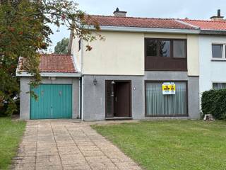 <p>Ruime te renoveren halfopen woning in Knokke-Heist<br /><br />Deze ruime te renoveren halfopen woning bevindt zich in een rustige residentiële buurt waar de afgelopen jaren heel wat panden een grondige upgrade kregen. De woning beschikt over 3 slaapkamers, een inpandige garage en een mooie oppervlakte als tuin.</p>
<p>Deze woning wordt u aangeboden in samenwerking met het biedplatform van COVAST. <br />Indien u belangstelling heeft om een bod uit te brengen kan dit enkel via ALBERT Vastgoed.<br />Wanneer uw bod weerhouden wordt door de verkoper zal u als koper eveneens instaan voor de betaling van het honorarium aan COVAST. Het honorarium bedraagt 4,50% inc. BTW bovenop de geboden prijs. Alle wettelijke opzoekingen kunt u bekomen na contactname met Albert Vastgoed.<br /><br />Bent u op zoek naar een te renoveren woonst te Knokke-Heist, neem dan voor meer inlichtingen of een bezoek op afspraak contact op met Dominique Baes, ALBERT, op 0498/12.82.20 of via dominique.baes@albert.immo</p>