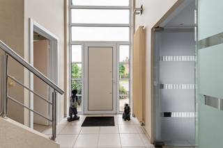 Deze moderne halfopen bebouwing is erg goed gelegen, vlakbij het centrum van polderdorpje Berendrecht. Winkels, scholen, openbaar vervoer en ook de A12 zijn allemaal vlot bereikbaar. U komt de woning binnen via de centrale inkomhal, die beschikt over een imposante raampartij welke helemaal doorloopt tot op de eerste verdieping. Een handige ingemaakte vestiairekast werd voorzien. De grote leefruimte, die in open verbinding staat met de comfortabel ingerichte keuken, geniet opnieuw van gigantisch veel lichtinval dankzij grote raampartijen. Het schuifraam geeft tevens rechtstreeks toegang tot het gezellige terras en de tuin. Verder beschikt het gelijkvloers nog over een 1e slaapkamer, welke momenteel werd ingericht als bureau, een gastentoilet, een wasplaats/achterinkom en een bergruimte. De marmeren trap leidt vanuit de inkomhal naar de nachthal op de 1e verdieping. Hier vindt u de badkamer met ligbad, toilet en wastafel met meubel en een erg ruime master-bedroom met aangrenzende dressing. Daarnaast zijn er nog 2 praktische bergruimtes, waarvan één, mits het plaatsen van een Velux-dakvenster, perfect kan worden ingericht als extra slaapkamer. Uw wagen kan u kwijt in de losstaande garage met automatische poort, maar ook op de oprit naast de woning is er ruimte om extra wagens op eigen terrein te parkeren. Het perceel heeft een totale oppervlakte van 968m². De grote, erg netjes onderhouden tuin is dankzij een zuidelijke oriëntatie een zonovergoten plekje waar u heerlijk van de buitenlucht kan genieten. U vindt er een aangelegd terras en 2 praktische tuinbergingen.