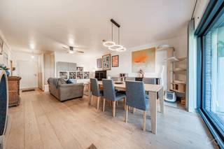 <p>Wij hebben het genoegen u dit prachtige recente appartement in uitstekende staat voor te stellen, ideaal gelegen te Mont-Saint-Guibert, op een steenworp van het station, de bushaltes, de winkels, het sportcentrum, de scholen en de faciliteiten van Louvain-la-Neuve, evenals de voornaamste verkeersassen. Een even centrale als gegeerde ligging.</p>
<p>Het appartement opent op een ruime, lichtrijke woonkamer, open op een volledig uitgeruste keuken, met rechtstreekse toegang tot het terras en de tuin, voor een gezellige leefruimte. Het omvat verder twee mooie slaapkamers, een moderne doucheruimte met inloopdouche, een apart toilet en een functionele wasplaats.</p>
<p>Een privatieve kelder, een binnenparkeerplaats, een fietsenberging en een lift vervolledigen voordelig het comfort van het geheel.</p>
<p>Buiten geniet het appartement van een aangename privatieve tuin en een terras, ideaal om van de mooie dagen te genieten.</p>
<p>Op technisch vlak beschikt het appartement over een uitstekend EPC van klasse A, een conforme elektrische installatie alsook een tienjarige garantie tot 2031. De gemeenschappelijke lasten bedragen 117 € per maand.</p>
<p>Een recent appartement met optimaal comfort en een gegeerde ligging, dat zal bekoren door zijn lichtinval, zijn kwaliteitsvolle afwerking en zijn privatieve buitenruimte. Een bezoek is een must om al zijn kwaliteiten te ontdekken.</p>
<p>Wenst u onze exclusiviteiten in primeur te ontdekken? Met plezier: laat het ons weten. We Invest begeleidt u in al uw aankoop-, investerings- en verkoopprojecten, met een gratis schatting van uw eigendom. Contacteer ons op 02/319.46.46 of via e-mail op admin.bw.centre@weinvest.be.</p>