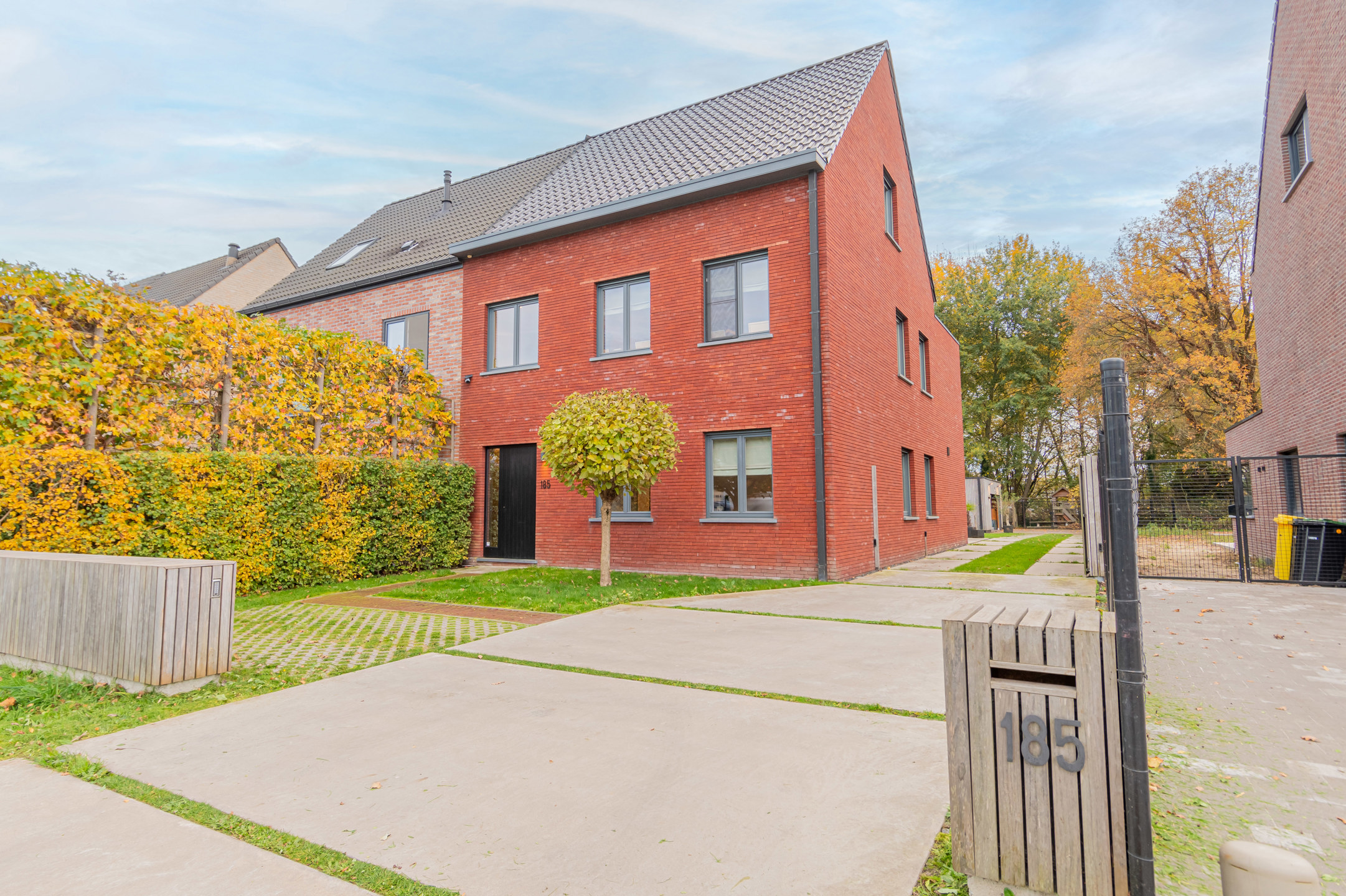Moderne HOB met 4 (mogelijk 5) kamers en dubbele garage - foto 1