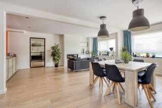 <strong>Gerenoveerde hoeve (342m²) te koop met 3 slaapkamers in Klein-Vorst (Laakdal)</strong><br /><br />Op een toplocatie in Klein-Vorst, op wandelafstand van het centrum en vlak bij Tessenderlo, vind je deze prachtig gerenoveerde hoeve met een bewoonbare oppervlakte van 342 m². De woning combineert authentieke charme met hedendaags comfort en is ideaal voor wie houdt van ruimte, rust en stijl.<br /><br />De inkomhal met gastentoilet geeft toegang tot een lichtrijke leefruimte (69 m²) met keramische parkettegels, vloerverwarming, gashaard en stalen deuren. Verder vind je een bureauruimte (16m²) en een gezellige bibliotheek met pelletkachel – perfect voor thuiswerk of een praktijk aan huis (30m²). De moderne keuken (40 m²) met alle toestellen vormt het hart van de woning en sluit aan op een berging en badkamer met douche, ligbad en toilet.<br /><br />Op de verdieping bevinden zich twee ruime slaapkamers, een tweede badkamer en een sfeervolle masterbedroom (30m²) met ingemaakte kasten op de zolderverdieping. Een aparte trap vanuit de woonkamer leidt naar een polyvalente ruimte (35 m²), momenteel ingericht als fitness. Hier bestaat de mogelijkheid tot omvorming tot twee slaapkamers.<br /><br />De zuidwest gerichte tuin met werkhuis (45 m²) biedt veel mogelijkheden voor hobby of zelfstandige activiteit. Dankzij EPC-label A, 13 zonnepanelen, airco, conforme elektriciteit en uitstekende isolatie geniet je hier van energiezuinig wooncomfort.<br /><br />Troeven: instapklaar, stijlvolle afwerking, mogelijkheid tot zorgwoning of praktijk aan huis, vlotte verbinding met E313. <br /><br />Spreekt deze leuke hoeve jullie aan? Contacteer ons via info@bosmanvastgoed.be voor meer info of een bezoek ter plaatse. Wij helpen jullie graag verder!<br /> 