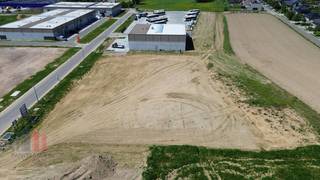 Bedrijfsgebouw op maat van 695 m² in combinatie met 206 m² kantoorruimte te koop.<br /><br />Op de nieuwe industriële ontwikkeling 'THEA' worden 8 loten gereserveerd voor een bedrijfsgebouw op maat.<br />De gebouwen kunnen bestaan uit magazijnruimte in combinatie met kantoorruimte, showroom en/of een bedrijfswoning met totale oppervlaktes vanaf +/- 695 m² tot +/- 3.000 m² op een eigen perceel.<br /><br />De gebouwen op maat worden in samenspraak met de ontwikkelaar en kandidaat-koper gerealiseerd, waarbij de kandidaat-koper al zijn wensen kan uitwerken.<br />Qua look & feel dient er rekening te worden gehouden met de uitstraling van het bedrijvenpark waarbij de gebouwen worden opgebouwd in een combinatie van betonpanelen en geïsoleerde sandwichpanelen. <br /><br />De site is geschikt voor zowel opslag als productie en biedt tal van mogelijkheden!<br /><br />Op dezelfde site worden 22 KMO-units gebouwd tussen 180m² en 300 m².<br /><br />De ontwikkeling bevindt zich op 3 km van Tielt centrum en nabij de bedrijvige Kasteelstraat.<br /><br />Ruime parkeer- en manoeuvreerruimte op de site. Per unit zijn er minstens 4 parkeerplaatsen voorzien.<br />Contacteer PANORAMA B2B voor bijkomende inlichtingen of een vrijblijvend plaatsbezoek 050 300 800.