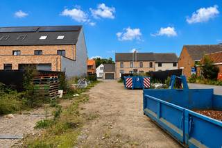 Op zoek naar een mooi gelegen bouwgrond voor een halfopen bebouwing? Dit perceel van 503 m², op het verkavelingsplan aangeduid als lot 1, is gelegen in Sint-Amands, nabij winkels, de prachtige Schelde en diverse fiets- en wandelroutes. Het perceel beschikt over een straatbreedte van 10,69 m en biedt tal van mogelijkheden. De maximale bouwdiepte bedraagt 17 m op het gelijkvloers, 13 m op de eerste verdieping en 9 m onder het dak. De minimale bouwbreedte bedraagt 6 m. Het perceel is niet overstromingsgevoelig. Wenst u meer informatie? Vraag gerust naar het verkavelingsplan en de verkavelingsvoorschriften. 📞 Maak vrijblijvend een afspraak via 03/283.84.84 📧 Of mail naar gert@ax-quality.be