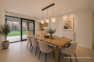 <p>In de Canadastraat, op 1,5 km van de kleine ring van Hasselt, verkopen wij een woning die deel uitmaakt van oHase, een groene nieuwe buurt langs het Albertkanaal. De woning is bijzonder mooi afgewerkt volgens de plannen van In-Lijn Architecten. De extra ruimtes in deze woning maakt ze geschikt voor gezinnen met meerdere kinderen, of een inwonende ouder. Ook voor gezinnen die een thuiskantoor willen integreren, is deze woning uiterst geschikt. De extra ruimte aan de zijde van de Canadastraat heeft een aparte toegangsdeur zodat een kantoor of studio tot de mogelijkheden behoren.</p>
<p><strong>Kenmerken:</strong><br />-Bewoonbare oppervlakte van 233 m²;<br />-Perceel van 2a87ca;<br />-Grote, lichtrijke leefruimte, in te delen volgens behoefte (technieken voor scheidingswand zijn voorzien);<br />-Hoogwaardig afgewerkte keuken;<br />-3 verdiepingen;<br />-4 slaapkamers – mogelijkheid 5e slaapkamer;<br />-2 badkamers;<br />-Dressing;<br />-Berging op het gelijkvloers;<br />-Aparte wasberging op de verdieping;<br />-Overdekt terras en omheinde tuin;<br />-2 parkeerplaatsen inbegrepen. Mogelijkheid om een extra ondergrondse autoparking of motoparking bij te kopen of te huren;<br />-Aankoop aan 2% registratierechten.</p>
<p>Je komt hier thuis in een oase van groen, water en rust en toch ben je op wandel- en fietsafstand van het centrum van Hasselt. Zie jij je hier al wonen? Maak dan snel een afspraak voor een bezoek op 011 39 90 50.</p>
<p>De vermelde prijs is exclusief registratie en notariskosten.</p>
<p>Wij ontzorgen je ook voor de <strong>verkoop</strong> van je <strong>huidige woning</strong>! Voor meer uitleg helpen we je graag verder.</p>