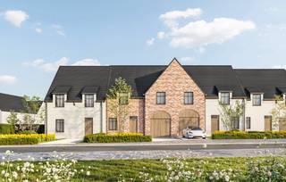 Deze energiezuinige halfopen nieuwbouwwoning in landelijke bouwstijl wordt volledig nieuw en instapklaar afgewerkt. De woning (lot 49) heeft een perceeloppervlakte van 333 m<sup>2 </sup>en een noordwestelijk georiënteerde tuin.<br /><br />Via de inkomhal kom je terecht in een open leefruimte met salon, eethoek, bureau en open keuken. Er is een aparte wasplaats en gastentoilet. Op de eerste verdieping zijn er 3 slaapkamers, nog een toilet, berging en een badkamer met dubbele wastafel, douche én bad. Met een vaste trap kom je op de zolderruimte die dienst kan doen als extra kamer. Er komt een aangelegde voortuin en tuin met terras. De binnenafwerking van de woning gebeurt na aankoop en volgens de wensen en keuzes van de klant. Geniet daarbij van de nieuwste technieken, waaronder de geothermische warmtepomp, zonnepanelen en vloerverwarming om te verwarmen in de winter en te verkoelen in de zomer.<br /><br />Deze woning krijgt dan ook energielabel A. <strong>www.dumobil.be/nl/woonprojecten/projecten/meulebeke-steenstraat-kapellestraat</strong>. Vraag vrijblijvend verdere info aan bouwadviseur Sam: <strong>sam@dumobil.be</strong> | <strong>0483 210 133</strong>