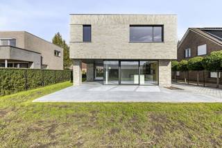 Indeling als volgt:Bij het binnenkomen word je verwelkomd in een ruime inkomhal voorzien van ingemaakte kasten en apart gastentoilet met handenwasser. De lichtrijke leefruimte met grote raampartijen sluit naadloos aan op de open, volledig uitgeruste keuken met zicht op de tuin. Alle technieken bevinden zich in de handige berging.Op de eerste verdieping bevinden zich 4 volwaardige slaapkamers en een moderne badkamer met inloopdouche en bad.Technieken &amp; energie:Deze woning is uitgerust met een grond-water warmtepomp die zorgt voor vloerverwarming, waardoor je het hele jaar door geniet van een aangenaam binnenklimaat. Dankzij het uitstekende E-peil van vermoedelijk 10 zijn je energiekosten bijzonder laag. Bovendien geniet je van een vrijstelling van onroerende voorheffing gedurende 5 jaar.Troeven:- Energiezuinige nieuwbouwwoning (E10)- 4 ruime slaapkamers- Duurzame verwarmingsinstallatie op basis van een warmtepomp- Vloerverwarming- 15 Zonnepanelen- 5 jaar vrijstelling van onroerende voorheffing- Rustige ligging in Kalmthout, nabij natuur, winkels en scholenDiversen:- Ruim bijgebouw volledig verder af te werken/in te richten naar eigen noden (mogelijkheid tot co-housing, poolhouse, tuinhuis,...)- Volledig omheinde tuinKortom, deze woning biedt alles wat je nodig hebt voor comfortabel en duurzaam wonen.VERKOOP ONDER REGISTRATIERECHTEN!(ver-)Kopen of (ver-)huren in Kalmthout, Essen en omstreken?Met vragen kan u altijd bij ons terecht! Dewaele Vastgoed Kalmthout