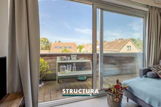 Vous recherchez un appartement d'investissement intéressant ou un logement confortable bénéficiant d'une situation centrale ? Cet appartement soigné situé au deuxième étage, en plein cœur de Wolvertem, mérite assurément votre attention. Grâce à sa construction récente (2011), son installation électrique conforme, son agencement fonctionnel et sa agréable terrasse orientée sud-ouest, il constitue une excellente opportunité. L'appartement est actuellement loué au prix de 869,79 €/mois. CompositionDeuxiéme étage: Hall d'entrée, lumineux séjour avec cuisine ouverte, débarras, salle de bains avec baignoire, deux chambres d'environ 10,7 m² et 8 m², ainsi qu'une agréable terrasse orientée sud-ouest.Caractéristiques - Appartement situé au deuxième étage- Année de construction : 2011- Deux chambres- Terrasse orientée sud-ouest- Installation électrique conforme- Situation centrale au cœur de Wolvertem- Actuellement loué au prix de 869,79 €/mois- Idéal comme investissement ou pour une occupation personnelle- Mesures reprises au registre des mesures: nonVous recherchez un appartement prêt à emménager ou un investissement sans souci dans un emplacement de premier choix ? Contactez Structura pour plus d'informations ou pour organiser une visite au 02/460.80.46 ou via info@structura.be.