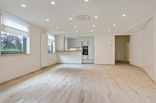 <p>U betreedt het appartement vanuit de nachthal. Links bevindt zich de ruime leefruimte met open keuken. Deze keuken geniet van alle comfort: een gasfornuis, een ingebouwde heteluchtoven en microgolfoven, een ijskast, een diepvriezer en een vaatwasser. In de keuken is een bergruimte voorzien met aansluitmogelijkheden voor een wasmachine en een droogkast. De leefruimte baadt in een zee van licht door de grote raampartijen en is voorzien van een aircosysteem met afstandsbediening.<br />Rechts van de nachthal bevindt zich de ruime slaapkamer (ca. 17 m²) en de badkamer voorzien van een douche, een lavabo en een handdoekradiator. Achteraan het appartement kan u een zuid-west geörienteerde binnenkoer vinden van ca. 22 m² groot. <br />De gemeenschappelijke kosten bedragen een provisie van 50 euro/maand (onderhoud en elektriciteit gemeenschappelijke delen).<br />Het appartement is gelegen op 3 minuten rijden van de E34 en op 10 minuten rijden van het Centraal-Station.<br />Het pand beschikt over een garagebox die men kan huren voor 175 euro/ maand. <br />Maximale bewoning 2 personen - 3-6-9 jaarcontract - huurwaarborg 3 maanden</p>