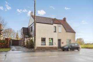 Op enkele minuten van het centrum van Ardooie, nabij Roeselare, bevindt zich deze ruime halfopen woning. De woning combineert comfort,...
