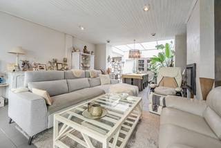Roeselare-centrum (Noordstraat) : Ruime stadswoning met polyvalente ruimte en zonnige stadstuin. (285 m²)<br /><br /><strong>In het hart van de stad </strong>bevindt zich deze verrassend <strong>ruime woning met tal van mogelijkheden</strong>. Vooraan geniet u van een <strong>grote polyvalente ruimte</strong> van maar liefst 60 m², ideaal als winkel, kantoor, praktijkruimte, atelier of hobbyruimte. Dankzij de grote raampartijen geniet deze ruimte van veel natuurlijke lichtinval en een aangename open sfeer.<br /><br />Aansluitend betreedt u de<strong> gezellige leefruimte</strong> met mooi zicht op de charmante stadstuin. De geïnstalleerde keuken sluit hier perfect op aan en beschikt bovendien over een praktische extra berging. De aangename veranda vormt een heerlijke overgang tussen binnen en buiten en laat u ook tijdens het tussenseizoen volop genieten van de tuin en de extra bergruimtes.<br /><br />Op de eerste verdieping bevinden zich <strong>twee volwaardige slaapkamers</strong>, een nog verder af te werken dressingruimte en een ruime badkamer. De tweede verdieping biedt nog <strong>twee ingerichte zolderkamers</strong> én een bijkomende zolderruimte.<br /><br />De woning is instapklaar en vraagt slechts beperkte opfrissingswerken om volledig naar eigen smaak af te werken. Het EPC kan bovendien eenvoudig aanzienlijk verbeterd worden door het isoleren van de zolder. Dit pand is onderhevig aan de renovatieverplichting die door de Vlaamse overheid wordt opgelegd voor residentiële gebouwen. Raadpleeg de website van het Vlaams Energie- en Klimaatagentschap via https://www.vlaanderen.be/een-huis-of-appartement-kopen/renovatieverplichting-voor-residentiele-gebouwen. <br /><br /><u>Troeven van deze woning:</u><br />- TOPLIGGING<br />- Grote polyvalente ruimte van 60 m²<br />- Veel woonoppervlakte, 4 slaapkamers<br />- Gezellige en private stadstuin<br />- Plat dak vernieuwd overal nieuwe dakgoten<br />- Tal van mogelijkheden voor zelfstandigen of hobbyisten<br />- Instapklaar mits lichte opfrissingswerken<br />- Extra mogelijkheid: er kunnen twee afzonderlijke garages bij aangekocht worden, volledig vrijblijvend.<br /><br />Bel ons nu op voor een afspraak op het nummer 051/62 40 40