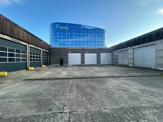 Op een uitstekende en strategische locatie, vlak bij het UZ Gent en het Artevelde voetbalstadion, bieden wij deze ruime werkplaats/atelierruimte...