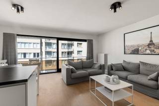 Stijlvol gerenoveerd appartement in Oostende centrum<br /><br />Ontdek dit instapklaar appartement te koop in het centrum van Oostende, waar comfort en een topligging perfect samenkomen. Ideaal voor wie op zoek is naar een eigendom nabij het centrum, met alle voorzieningen binnen handbereik.<br /><br />De gerenoveerde afwerking zorgt voor een moderne en warme uitstraling. U wordt verwelkomd met een lichtrijke leefruimte die naadloos aansluit met de open keuken. De keuken is volledig uitgerust met alle nodige apparatuur en vormt het hart van de woonst. Verder beschikt het appartement over twee volwaardige slaapkamers en een verzorgde badkamer. <br /><br />Dankzij de centrale ligging in Oostende woon je op wandelafstand van winkels, horeca en het strand, wat dit een perfecte gezinswoning of tweede verblijf maakt.<br /><br />Interesse in deze woning te koop in Oostende? Neem vandaag nog contact op met Immo Francois en plan je bezoek. Als ervaren makelaar actief in Oostende begeleiden wij je graag bij elke stap richting jouw nieuwe thuis.<br /><br />