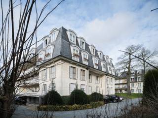 <strong>Ruim en stijlvol duplexappartement (bew. opp. ±154 m²) met 3 slaapkamers, gelegen in de standingvolle residentie ‘Versailles’, op slechts 10 minuten van het centrum van Gent.</strong><br /><br />Aan De Sterre bevindt zich dit karaktervolle en lichtrijke hoekappartement, rustig gelegen aan de achterzijde van de residentie. Dankzij de gunstige ligging bevindt het appartement zich in de onmiddellijke nabijheid van het station Gent-Sint-Pieters, het UZ Gent en het ziekenhuis Maria Middelares.<br /><br />De uitstekende bereikbaarheid is een absolute troef, met vlotte verbindingen via de N43, N60, E40 en E17.<br /><br /><strong>Indeling:</strong><br />De duplex omvat een ruime inkomhal met gastentoilet en een praktische berging met aansluiting voor wasmachine en droogkast. De leefruimte is bijzonder ruim en geniet van veel natuurlijke lichtinval, met een duidelijk zit- en eetgedeelte. De aparte keuken is eveneens voorzien van een bijkomende bergruimte.<br /><br />Op de verdieping bevinden zich drie volwaardige slaapkamers en een ingerichte badkamer.<br /><br />Naast het karakter en het goede onderhoud van het gebouw, geniet men ook van het gemeenschappelijke domein en de groene tuinomgeving.<br /><br />Een privatieve kelder en een garagebox zijn inbegrepen in de prijs.<br /><br /><strong>Kortom</strong>, een unieke opportuniteit voor wie houdt van authenticiteit en op zoek is naar een ruim appartement met potentieel op een bijzonder gunstige ligging.<br /> 