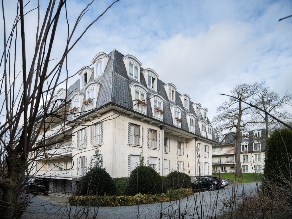 Ruim en stijlvol duplexappartement (bew. opp. ±154 m²) met 3 slaapkamers, gelegen in de standingvolle residentie ‘Versailles’, op slechts 10 minuten van het centrum van Gent. - photo 3