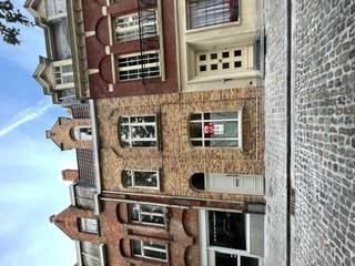 Te huur: moderne gesloten woning in het centrum van Ieper. Deze recente woning combineert eigentijds wooncomfort met een centrale ligging in het hart...