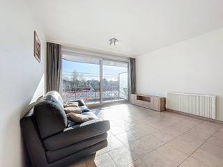 Verzorgd appartement met twee slaapkamers te huur op de eerste verdieping van de Residentie Panorama, Veurnestraat 13F. Het appartement is...