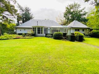 Klassiek villa gelegen op een <strong>rustige locatie </strong>te Vriesdonk.<br /><br /><strong>Indeling</strong>: Inkomhal met vestiaire en apart toilet, woonkamer met ingemaakte kasten en gashaard, ruime veranda met toegang tot terras/tuin, keuken met eethoek, bijkeuken, 2 slaapkamers met ingemaakte kasten en badkamer (ligbad, douche, toilet, handdoekdroger en dubbele spoelbak).<br />Op de eerste verdieping bevinden zich twee aaneensluitende polyvalente ruimtes, waarvan één momenteel gebruikt wordt als logeerkamer.<br />Dubbele garage met bergzolder.<br /><br /><strong>Bijzonderheden:</strong> 
<ul>
	<li>De rustigste locatie in de wijk</li>
	<li>Tuin: automatische beregening met putwater.</li>
	<li>Rolluiken (de meeste reeds met automatische bediening)</li>
	<li>Dubbele garage met automatische poort</li>
	<li>CV - gas - condenserend - Vloerverwarming</li>
	<li>EPC: 315 kWh/m² - UC :0002243042</li>
</ul>
