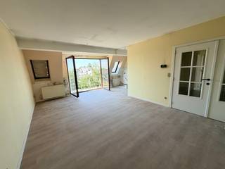 <strong>--- NIEUW --- Mooi gerenoveerd appartement (87m²) met 2 slaapkamers.</strong><br /><br /><strong>👉 U kan de online kalender voor het bezoekmoment terugvinden via onze eigen website www.vastgoedspruyt.be.</strong><br /><br />Op zoek naar een instapklaar appartement met zicht op de Hopmarkt in Asse?<br />Dit volledig gerenoveerde appartement combineert hedendaags comfort, kwalitatieve afwerking en een rustige locatie nabij de Hopmarkt.<br /><br /><strong>Troeven:</strong><br />- Volledig gerenoveerd.<br />- Veel lichtinval door de grote glaspartijen.<br />- 2 Volwaardige slaapkamers.<br />- Nieuwe, volledig ingerichte keuken.<br />- Vernieuwe badkamer met inloopdouche en dubbel lavabomeubel.<br />- Zeer ruime berging met aansluiting voor wasmachine en droogkast.<br />- Afzonderlijk toilet.<br />- Ruim terras.<br /><br /><strong>Locatie &amp; omgeving:</strong><br />- Rustig gelegen aan de rand van de dorpskern.<br />- Vlakbij winkels, horeca en alle voorzieningen.<br />- Uitstekende verbindingen met openbaar vervoer.<br />- Open zicht op de Hopmarkt.<br /><br /><strong>Beschikbaar vanaf: 01/11/2026.<br />EPC = 85kWh/m² (=A-label).<br />Huurprijs: 1.100€/mnd (Geen bijkomende gemeenschappelijke kosten).<br />Domicilie verplicht.</strong><br /><br />---<br /><br /><strong>--- NIEUW --- Beautifully renovated 2-bedroom apartment (87m²).</strong><br /><br /><strong>👉 You can find the online calendar to book your viewing appointment via our website: www.vastgoedspruyt.be.</strong><br /><br />Looking for a move-in ready apartment overlooking the Hopmarkt in Asse?<br />This fully renovated apartment combines modern comfort, high-quality finishes, and a peaceful location close to the Hopmarkt.<br /><br /><strong>Highlights:</strong><br />- Fully renovated.<br />- Abundant natural light thanks to large windows.<br />- Two spacious bedrooms.<br />- Brand-new, fully fitted kitchen.<br />- Renovated bathroom with a walk-in shower and double vanity unit.<br />- Very spacious storage/laundry room with connections for both a washing machine and tumble dryer.<br />- Separate toilet.<br />- Spacious terrace.<br /><br /><strong>Location &amp; Surroundings:</strong><br />- Quietly situated on the edge of Asse town centre.<br />- Within walking distance of shops, restaurants, and all daily amenities.<br />- Excellent public transport connections.<br />- Open views over the Hopmarkt.<br /><br /><strong>Available from: 01/11/2026.<br />EPC = 85kWh/m² (=A-label).<br />Rent: € 1.100/month (no additional communal charges).<br />Official domicile registration is required.</strong>
