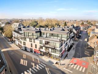 À l’angle de la Kortrijkstraat et de la Harelbeekstraat se trouve la résidence Sint-Amandus : un superbe projet neuf comprenant 23 appartements et 2 surfaces commerciales. Grâce à son emplacement central, tout près de la Grand Place, vous profitez de toutes les commodités à portée de main – du boulanger et boucher aux restaurants conviviaux et commerces.<br /><br />Les appartements sont spacieux, lumineux et finis avec des matériaux de qualité durable. De grandes baies vitrées laissent entrer une abondance de lumière naturelle et offrent une vue sur un magnifique jardin intérieur verdoyant. Les terrasses ensoleillées (jusqu’à 36 m²) constituent un lieu idéal pour se détendre dans cette oasis de tranquillité.<br /><br />Quelques atouts majeurs :<br /><br />finitions entièrement au choix<br /><br />écoénergétique et durable<br /><br />possibilité d’acquérir un emplacement de parking en sous-sol avec borne de recharge(option)<br /><br />commerces et services accessibles à pied<br /><br />magnifique jardin intérieur, véritable poumon vert<br /><br />✨ De plus, à l’achat de cet appartement, vous pouvez bénéficier du taux de TVA réduit de 6 % (sous condidtions – une occasion unique d’investir à prix avantageux dans un logement de qualité !<br /><br />Ce SAMEDI 27 SEPTEMBRE de 10h00 à 18h00<br />Journée portes ouvertes exclusive : découvrez votre appartement de rêve ou assistez à une session d’information pour investisseurs !<br />👉 Une visite à ne pas manquer.<br /><br />Réservez dès maintenant l’une des dernières places :<br />📞 Justine – 0468 06 48 19<br />📞 Guido – 0475 70 36 19