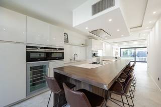 <p><span>Malines Sud est l'endroit idéal pour ceux qui veulent se rendre à Bruxelles ou à Anvers. La circulation y est très lente en raison de la proximité d'un petit rétrécissement de route. Derrière le jardin, vous passez par une route et garez votre voiture devant votre propre garage box, qui est inclus dans la vente. Esthétiquement, cette maison se distingue par la belle combinaison de briques collées blanches et noires sur la façade, combinée à des fenêtres en alu noir. La qualité a été résolument choisie sur tous les fronts : escaliers en béton revêtus de bois, carrelage de 90 x 90 cm, chauffage par le sol, canalisations et gouttières en zinc patiné noir, etc. Les finitions coûteuses autour du meuble TV et sur les plafonds prouvent que cette maison n'a pas été rénovée pour gagner de l'argent, mais bien pour en faire une belle demeure pour les décennies à venir. La cuisine équipée présente un niveau de finition inégalé, avec un plan de travail en composite et un îlot où l'on peut manger à 5 personnes. Un Quooker et de nombreux appareils Siemens agrémentent la cuisine : lave-vaisselle, grill, plaque de cuisson, lave-linge, congélateur, réfrigérateur, machine à expresso intégrée, 2 réfrigérateurs à vin et pas moins de 3 fours (tous combi’s, dont 2 avec fonction vapeur). Aux étages, on trouve 4 chambres confortables et 2 salles de bains. La grande salle de bains  comprend une douche spacieuse à l'italienne, des toilettes suspendues et une double armoire avec des colonnes. Dans le grenier, une pièce supplémentaire entièrement finie est cachée sous le toit. Dans le jardin clos, derrière la terrasse carrelée, un grand figuier orne la pelouse.</span></p>