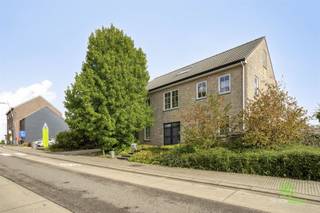 <p><span>In Hoeleden (Kortenaken) treffen we deze stijlvolle en energiezuinige woning aan, gelegen op een perceel van maar liefst 26a 25ca. Dankzij de rustige ligging geniet je hier van groen en privacy, terwijl de nodige voorzieningen in de buurt gelegen zijn. Een kleuter- en basisschool vinden we praktisch aan de overkant van de weg. De centra van Kortenaken, Glabbeek en Tienen zijn gemakkelijk te bereiken. </span></p><p><span>De oprit van de E314 ligt op 10km, deze van de E40 op 12km. </span></p><p><span> </span></p><p><span>De woning werd gebouwd in 2008 en vormt de perfecte mogelijkheid tot gebruik als kangoeroewoning. Met een bewoonbare oppervlakte van maar liefst 300m² biedt deze woning bijzonder veel ruimte en indelingsmogelijkheden. </span></p><p><span> </span></p><p><span>Een mooi EPC-label A is bekomen door de aanwezigheid van een zonnepaneleninstallatie van 7250 Wp (uit 2018), een nieuwe gasketel van 2017, een airco-installatie (verwarmen en koelen) en een ventilatiesysteem type D. Deze energiezuinige woning is dus volledig klaar voor de toekomst. </span></p><p><span> </span></p><p><span>Gelijkvloers betreden we de woning via de inkomhal vanwaar de achterhal kan bereikt worden alsook de woonkamer. Deze heeft een aangename lichtinval dankzij de grote ramen. Via de woonkamer en de keuken hebben we toegang tot de veranda. Van hieruit is er een prachtig zicht op het terras en de tuin. De keuken is volledig ingericht met alle nodige toestellen. Het slaapgedeelte op dit verdiep omvat een ruime badkamer, een slaapkamer en een apart bureau/slaapkamer. </span></p><p><span>Via de trap vooraan komen we op het eerste verdiep, deze is eveneens voorzien van een ruime leefruimte met open keuken, dewelke tevens toegang geeft tot het terras. Ook dit verdiep is voorzien van een wasruimte/badkamer, een slaapkamer en een bijkeuken/stockageruimte. </span></p><p><span>Het zolderverdiep is ingericht met 2 slaapkamers en een ruime badkamer met ligbad.</span></p><p><span> </span></p><p><span>Een oase van rust vinden we terug in de tuin. Hier is er meer dan voldoende ruimte voor de kinderen om te ravotten of om klein tot middelgrote dieren te houden.</span></p><p><span>Een carport en tuinhuisje maken het plaatje compleet.</span></p><p><span> </span></p><p><span>Comfort & technieken</span></p><p><span>- 25 zonnepanelen</span></p><p><span>- ventilatiesysteem type D</span></p><p><span>- airconditioning</span></p><p><span>- elektriciteit conform</span></p><p><span> </span></p><p><span>Pluspunten</span></p><p><span>- energiezuinig</span></p><p><span>- 5 slaapkamers & 3 badkamers</span></p><p><span>- royale tuin en verschillende terrassen</span></p><p><span>- flexibele indeling, geschikt voor grote gezinnen of gecombineerd gebruik</span></p><p><span> </span></p><p><span>De vermelde bewoonbare oppervlakte is de netto-oppervlakte van de woning met uitzondering van de bijgebouwen.</span></p><p><span>Stedenbouwkundige inlichtingen in aanvraag.</span></p><p><span> </span></p><p><span> </span></p>