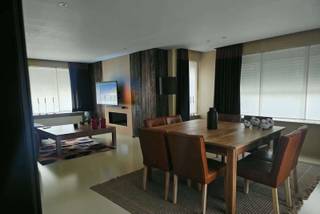 Degelijke halfopen bebouwing , gerenoveerd op een perceel van 481 m. Plaats voor meerdere wagens.<br />Binnenin grote leefruimte en compleet geïnstalleerde keuken, 4 slaapkamers, 2 badkamers, en 2 toiletten.<br />Verwarming zowel op aardgas als pelletkachel als airco ( twin ) ,14 zonnepanelen. Geïsoleerde muren en dak.<br />Vlotte bereikbaarheid.