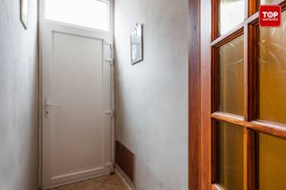 Deze op te frissen woning is gelegen in een rustige straat in de ‘Brugse Poort’. Het historisch centrum is vlakbij, net als openbaar vervoer, supermarkten en buurtwinkels. Op 200 meter is er het Acaciapark en café Congé, de Gentse binnenring is op 2 minuten.<br /><br />De woning heeft de volgende indeling:<br /><br />Inkomhal, leefruimte voorzien van een gasvuur, vervolgens is er de keuken met eetplaats. Achteraan is er een apart toilet en badkamer met ligbad. Koer met veel privacy en zon. Op de eerste verdieping is er 1 grote slaapkamer en een middelgrote kamer die later eventueel als badkamer kan ingericht worden. Op de 2de verdieping is de 3 de slaapkamer en een zolderkamer met toegang tot de dak verdieping waar de de vierde slaapkamer te vinden is.<br /><br />Asbestveilig.<br /><br />Beschikbaar bij akte!<br /><br />Contacteer Top Vastgoed voor een bezoek 0475 700 400.