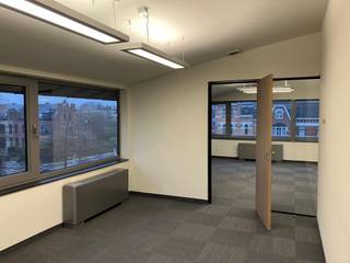 Stijlvol kantorencomplex langsheen de Luikersteenweg in Hasselt. Dit gebouw bestaat uit drie bouwlagen met een ondergrondse parking en een buitenparking. Gemakkelijk bereikbaar zowel met het openbaar vervoer als met de auto (vlotte verbinding naar de op/afritten van de E313).<br /><br />KENMERKEN KANTOOR:<br />- oppervlakte: 250m²<br />- groot dakterras (120 m²) op de 2de verdieping (achterzijde)<br />- aluminium buitenschrijnwerk met opengaande ramen<br />- indeling: landschapskantoor (9 tal werkplekken), 2 spreekplaatsen/vergaderzalen, 1 grote multifunctionele ruimte (eetruimte, leslokaal, vergaderzaal,…), kitchenette <br />- verwarming en koeling via ventiloconvectoren op een warmtepomp, mechanische verluchting<br />- kleedruimte en douches op het gelijkvloers, fietsenstalling aanwezig<br />- lift aanwezig in het gebouw<br /><br />TROEVEN:<br />- instapklaar met goede prijs/kwaliteit verhouding<br />- voldoende parkeerplaatsen (zowel ondergronds als bovengronds)<br /><br />Wg - Vg - Gdv - Gvkr - Gvv<br /><br />Meer info? Bel gerust op 0478/930500 of info@jansenrealestate.be