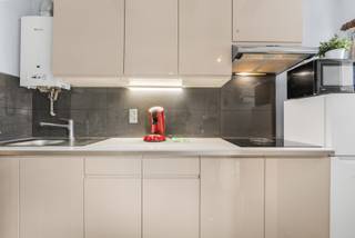 <strong>De Panne: 1-slaapkamerappartement op enkele meters van zee</strong>
<p>Op zoek naar een <strong> appartement aan zee</strong>? Dit <strong>gemoderniseerde 1-slaapkamerappartement</strong> is ideaal gelegen op slechts <strong>enkele meters van het strand</strong> in De Panne. Het appartement bevindt zich in de <strong>kleinschalige residentie “Les Trèfles”</strong>, gelegen aan de <strong>Nieuwpoortlaan 81</strong>, en combineert comfort, een uitstekende ligging en <strong>zeer lage vaste kosten</strong>.<br /> </p>
<h3><strong>Indeling</strong></h3>
<p>Inkomhal, afzonderlijk toilet, ruime slaapkamer, badkamer, lichtrijke woonkamer en open, praktisch ingerichte keuken<br /> </p>
<h3><strong>Troeven</strong></h3>
<ul><li>
<p>Slechts <strong>enkele meters van zee en strand</strong></p>
</li><li>
<p>Reeds <strong>gemoderniseerd</strong></p>
</li><li>Ideaal als <strong>tweede verblijf, vaste woonst of investering</strong></li></ul>
<p><br /><strong>Interesse? </strong>Contacteer ons vandaag nog voor een bezoek en laat u overtuigen door dit uitzonderlijke appartement aan zee.</p>