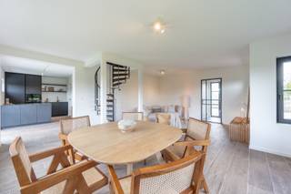 Volledig gerenoveerde koppelvilla met 4 slaapkamers en een prachtige Zuidgerichte tuin, gelegen in het Woonerf "WITTE POLDERSHOF" en dit op de rand van Knokke-Heist.<br />Deze energiezuinige woning werd luxueus gerenoveerd en omvat een inkom met toilet, woonkamer met eet- en zithoek, volledig ingerichte keuken, 2 ruime slaapkamers, badkamer met inloopdouche, garage met wasplaats. Op de verdieping zijn er 2 volwaardige slaapkamers en een gemeenschappelijke badkamer met ligbad en toilet. ruime, Zuidgerichte en volledig nieuw aangelegde tuin met een aangenaam zonneterras. Zonnepalen, geothermie,...<br /><br />Verder beschikt "het witte poldershof" over een volledig aangelegde oprit met verschillende autostaanplaatsen, een automatische poort vooraan en parlofonie met camerasysteem.<br />De woning is momenteel verhuurd en kan vrij zijn door wettelijke opzeg van het huurcontract.<br />